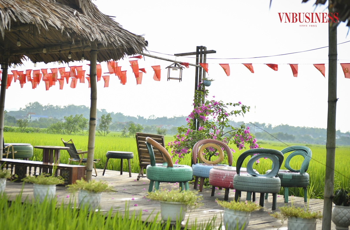 Với nhiều người, từ lâu quán cà phê ngon không phụ thuộc hoàn toàn vào vị giác mà còn phụ thuộc bởi không gian của quán. Quán không có điều hòa, chỉ đơn giản với vài chiếc chòi lợp lá cọ giữa cánh đồng thơm phức mùa lúa ở ngoại ô Hà Nội.