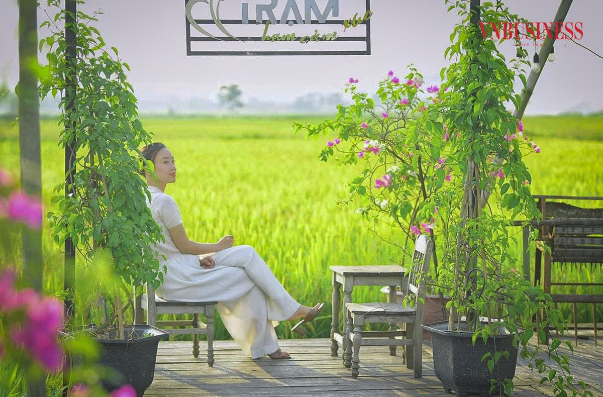 Bạn Vân Anh &lpar;quận Đống Đa&rpar; chia sẻ: “Nơi đây cho tôi cảm giác như được trở về với khung trời của tuổi thơ, thi thoảng làm một chuyến phượt ra ngoại ô với những cánh đồng lúa chín vàng trải dài bất tận, với những điều bình dị cũng khá tuyệt vời.