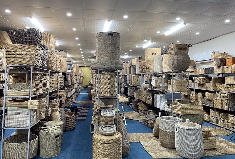 Sản phẩm của HTX Tân Thọ được làm hoàn toàn bằng nguyên liệu cói có sẵn tại địa phương, do đó, vừa góp phần tích cực tiêu thụ nguyên liệu, vừa tạo việc làm tại chỗ cho người lao động.