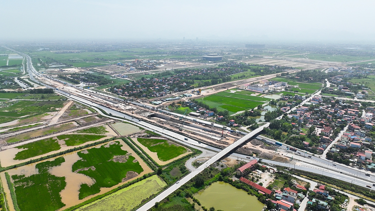 Nút giao 3 tầng Phú Thứ trên cao tốc Pháp Vân – Cầu Giẽ – Ninh Bình dự kiến hoàn thành tháng 8/2025 &lpar;Ảnh: Ánh Dương&rpar;.