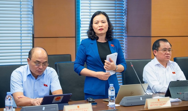 Đại biểu Quốc hội Huỳnh Thị Phúc phát biểu bày tỏ lo ngại sức khoẻ, tính mạng của người dân bị ảnh hưởng trước thực trạng hàng giả, hàng kém chất lượng không rõ nguồn gốc diễn biến phức tạp.