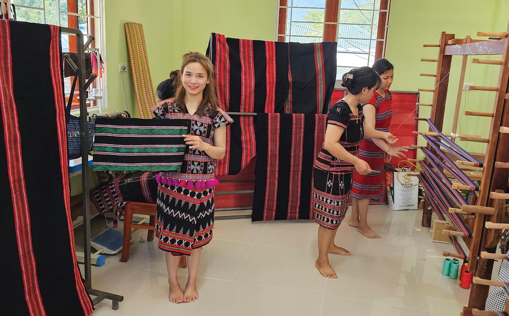 Tổ hợp tác Dệt thổ cẩm A Bung vừa tạo việc làm vừa tăng thu nhập cho các phụ nữ dân tộc thiểu số tại địa phương.