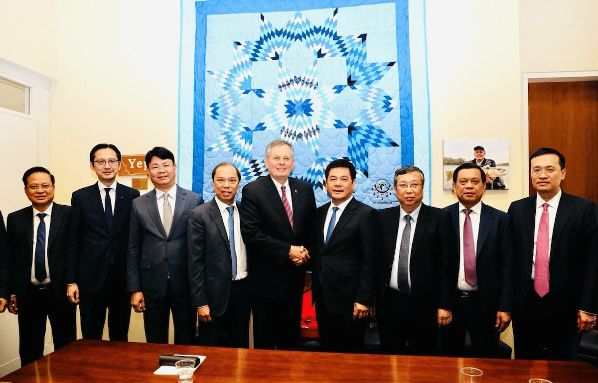 Bộ trưởng Bộ Công Thương Nguyễn Hồng Diên làm việc với Thượng nghị sĩ Steve Daines, thành viên các Ủy ban Tài chính và Đối ngoại Thượng viện.