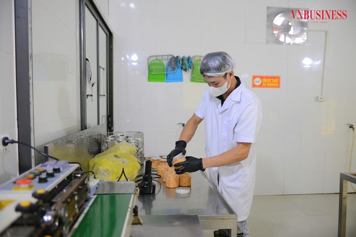 HTX Thức Mai hiện đang cung ứng cá giống, cám cá và thu mua cá xuất bán cho hộ dân trong vùng.