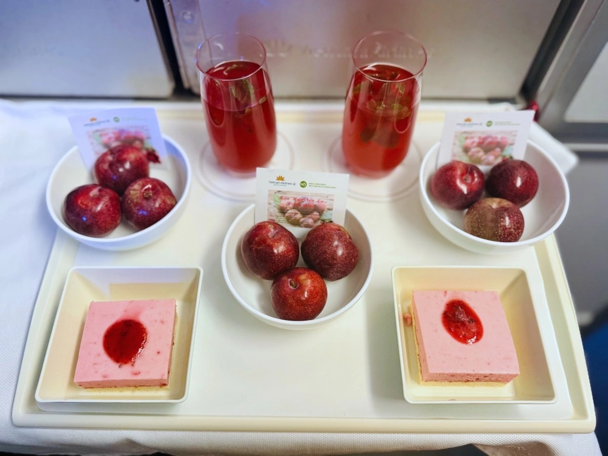 Sản phẩm mận của HTX được chọn lựa đưa lên hệ thống suất ăn hàng không.