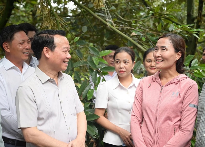 Bộ trưởng Bộ Nông nghiệp và Môi trường Đỗ Đức Duy thăm vườn sầu riêng ở huyện Krông Pắk, Đắk Lắk.