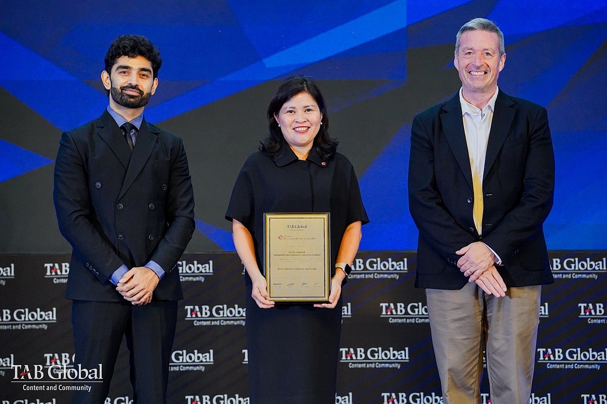 Bà Phùng Thị Thu Hương -đại diện Techcombank nhận giải Giải pháp thu hộ tích hợp tùy biến tốt nhất khu vực châu Á Thái Bình Dương.