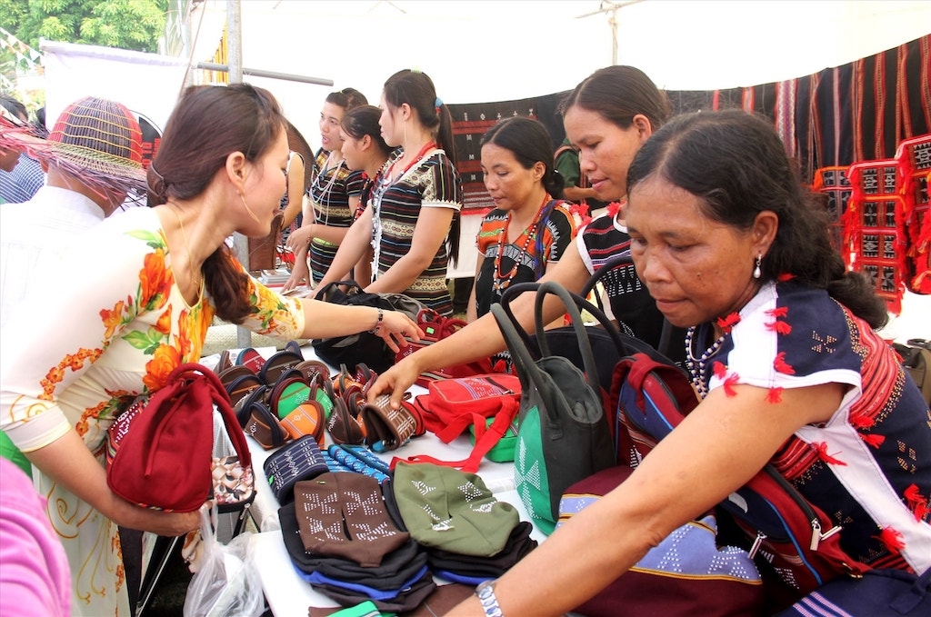 Các sản phẩm truyền thống do đồng bào Cơ Tu làm ra thu hút sự quan tâm của khách du lịch khi đến Đông Giang.
