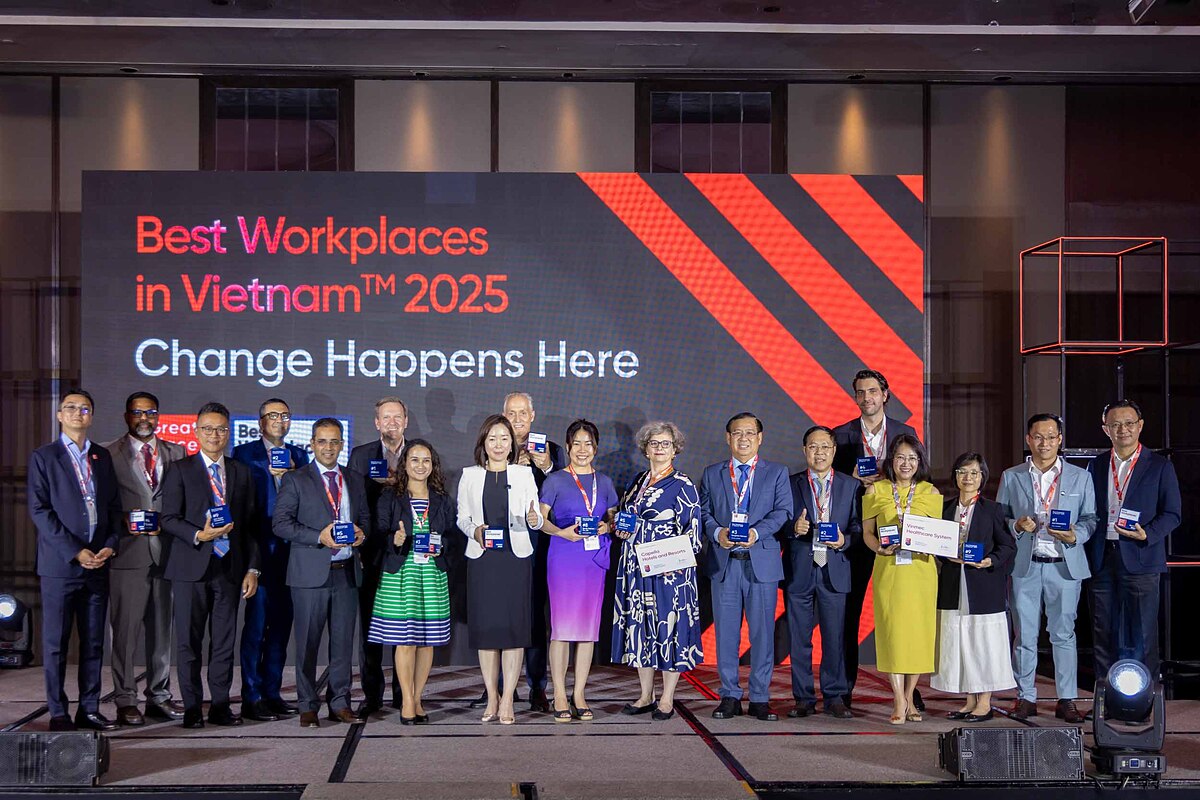 Ban tổ chức trao giải cho Top 25 công ty được vinh danh là những Best Workplaces in Vietnam 2025.