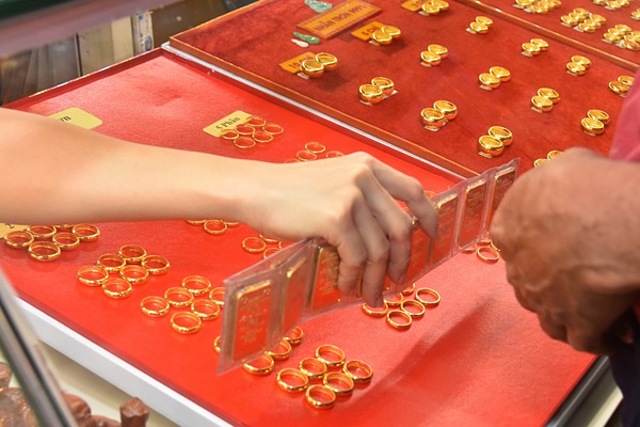 Giá vàng trong nước điều chỉnh giảm cả triệu đồng/lượng đối với cả vàng miếng và vàng nhẫn.