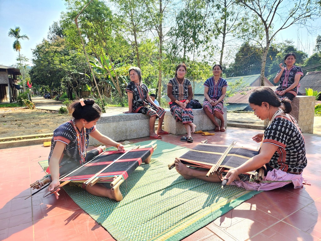 Tổ hợp tác dệt thổ cẩm thôn Đhrôồng tại xã Tà Lu đang nỗ lực gìn giữ nét văn hóa truyền thống đặc sắc của dân tộc Cơ Tu.