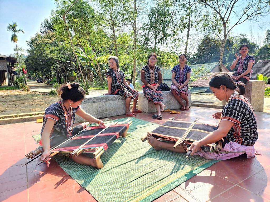 Tổ hợp tác dệt thổ cẩm thôn Đhrôồng tại xã Tà Lu đang nỗ lực gìn giữ nét văn hóa truyền thống đặc sắc của dân tộc Cơ Tu.