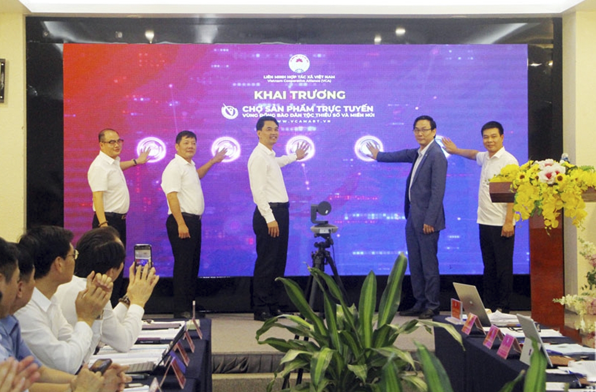 Các đại biểu ấn nút khai trương Chợ sản phẩm trực tuyến.