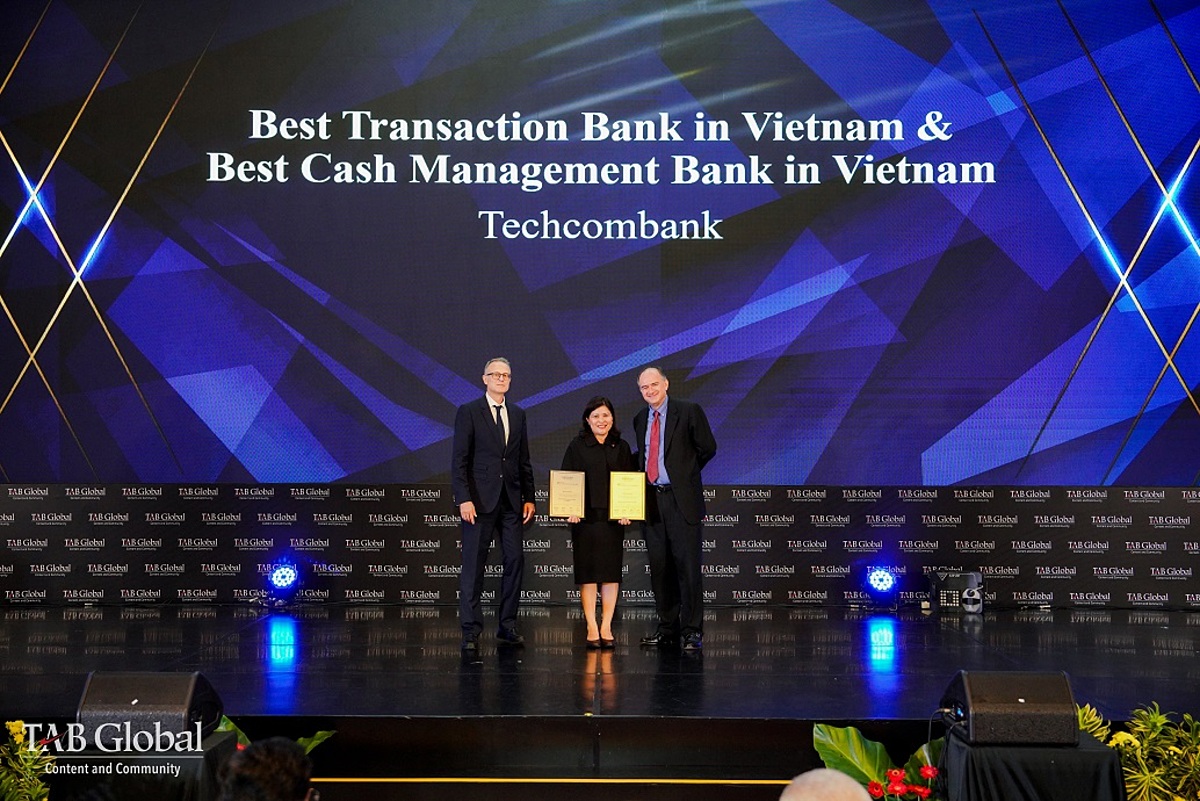 Bà Phùng Thị Thu Hương - đại diện Techcombank nhận giải Ngân hàng giao dịch tốt nhất Việt Nam và Ngân hàng quản lý tiền tệ tốt nhất Việt Nam.