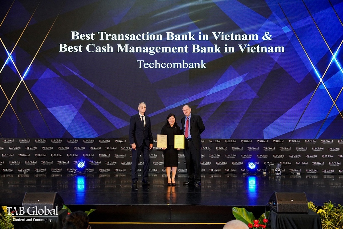 Bà Phùng Thị Thu Hương - đại diện Techcombank nhận giải Ngân hàng giao dịch tốt nhất Việt Nam và Ngân hàng quản lý tiền tệ tốt nhất Việt Nam.