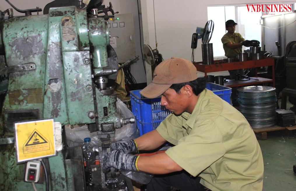 Cạn tiền và khó tiếp cận vốn vay khiến cho nhiều DN sản xuất nhỏ và vừa chỉ loay hoay với máy móc cũ, nên sức cạnh tranh yếu.