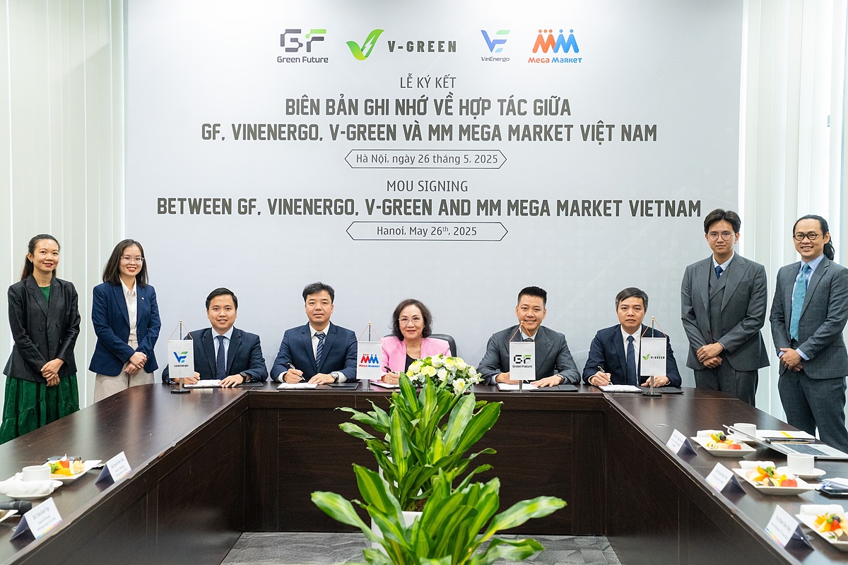 Bà Trần Kim Nga, Giám đốc Đối ngoại MMVN ký kết biên bản ghi nhớ hợp tác với đại diện VinEnergo, Green Future và V-Green.