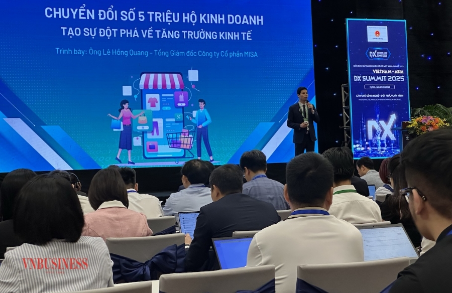 Diễn giả trình bài tại phiên khai mạc Vietnam - Asia DX Summit 2025.