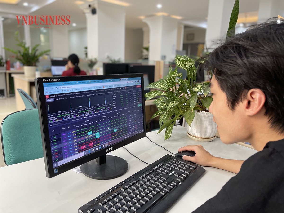 VN-Index đang áp sát vùng đỉnh cũ 1.340 điểm.