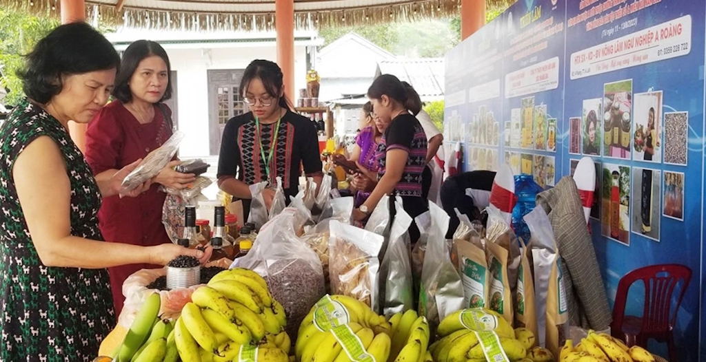 Các đặc sản của đồng bào Tà Ôi là thành viên HTX ở A Lưới thu hút người tiêu dùng.