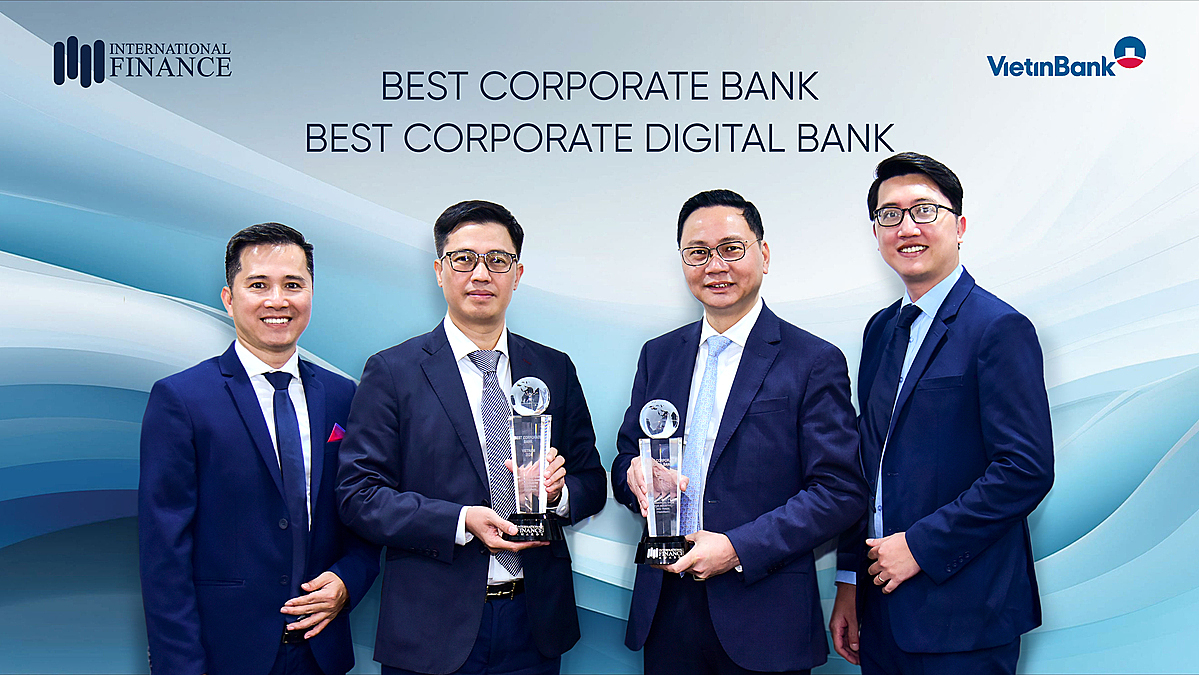 Khối KHDN VietinBank nhận giải thưởng.