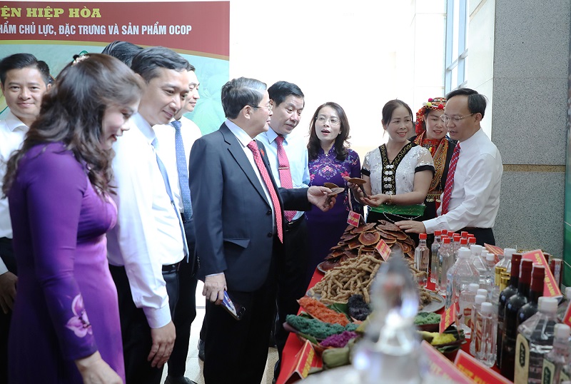 Các đại biểu tham quan các gian hàng trưng bày tại hội nghị.