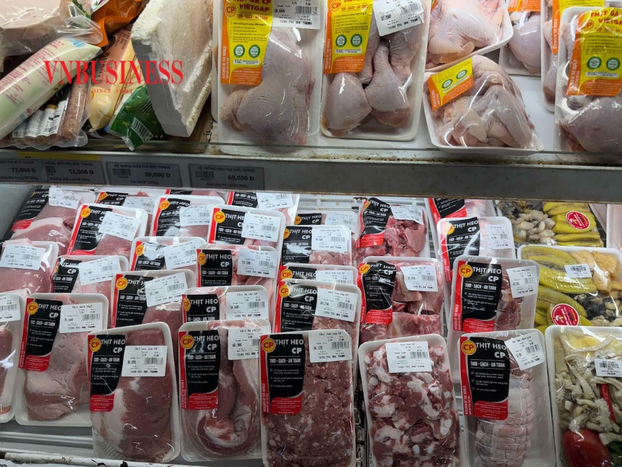 Sản phẩm của thịt CP áp đảo trong khu vực mặt hàng thịt tươi sống của siêu thị.