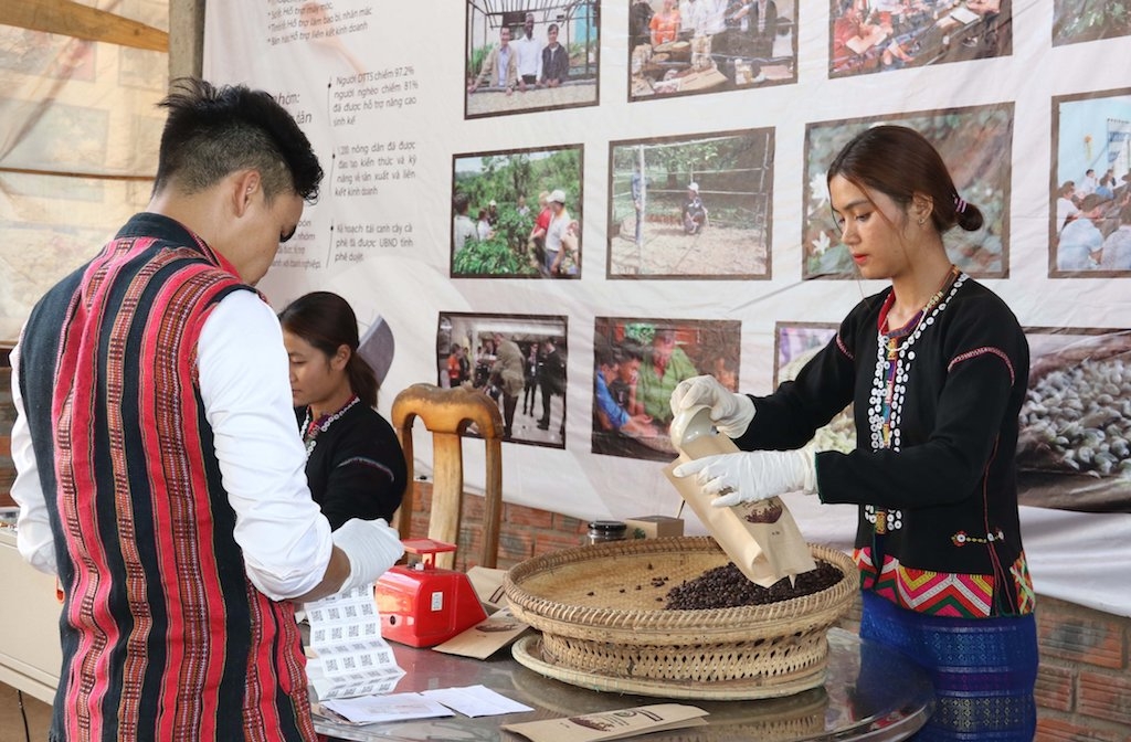 Đồng bào dân tộc thiểu số ở Ba Lòng tạo ra những sản phẩm chủ lực đủ sức cạnh tranh.