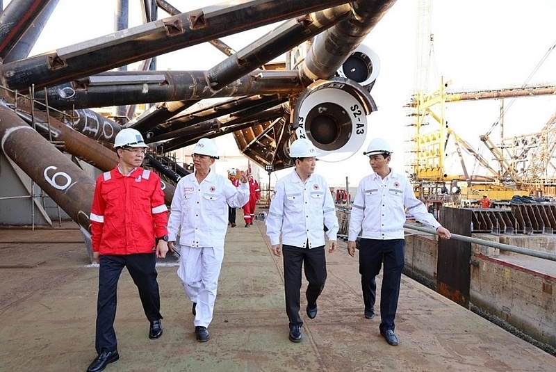 Chủ tịch HĐTV Petrovietnam Lê Mạnh Hùng đi khảo sát và chỉ đạo dự án.