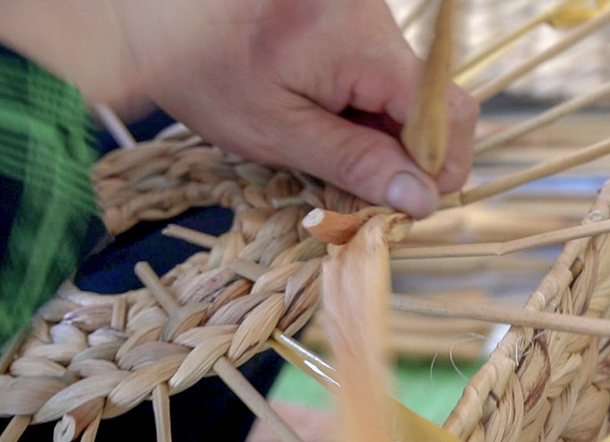 Đan lục bình giúp người dân có thêm thu nhập.