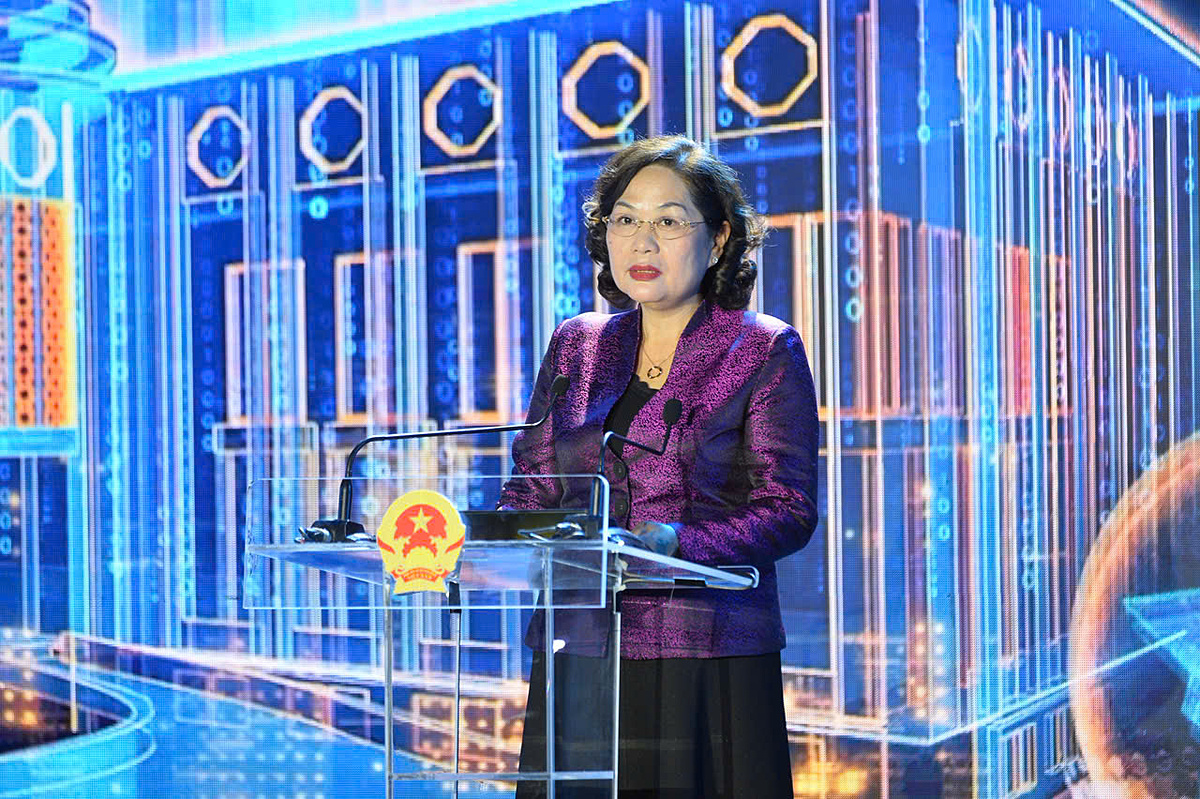 Thống đốc Nguyễn Thị Hồng - Ủy viên Ban Chấp hành Trung ương Đảng, Trưởng Ban Chỉ đạo chuyển đổi số ngành Ngân hàng phát biểu tại Hội nghị.