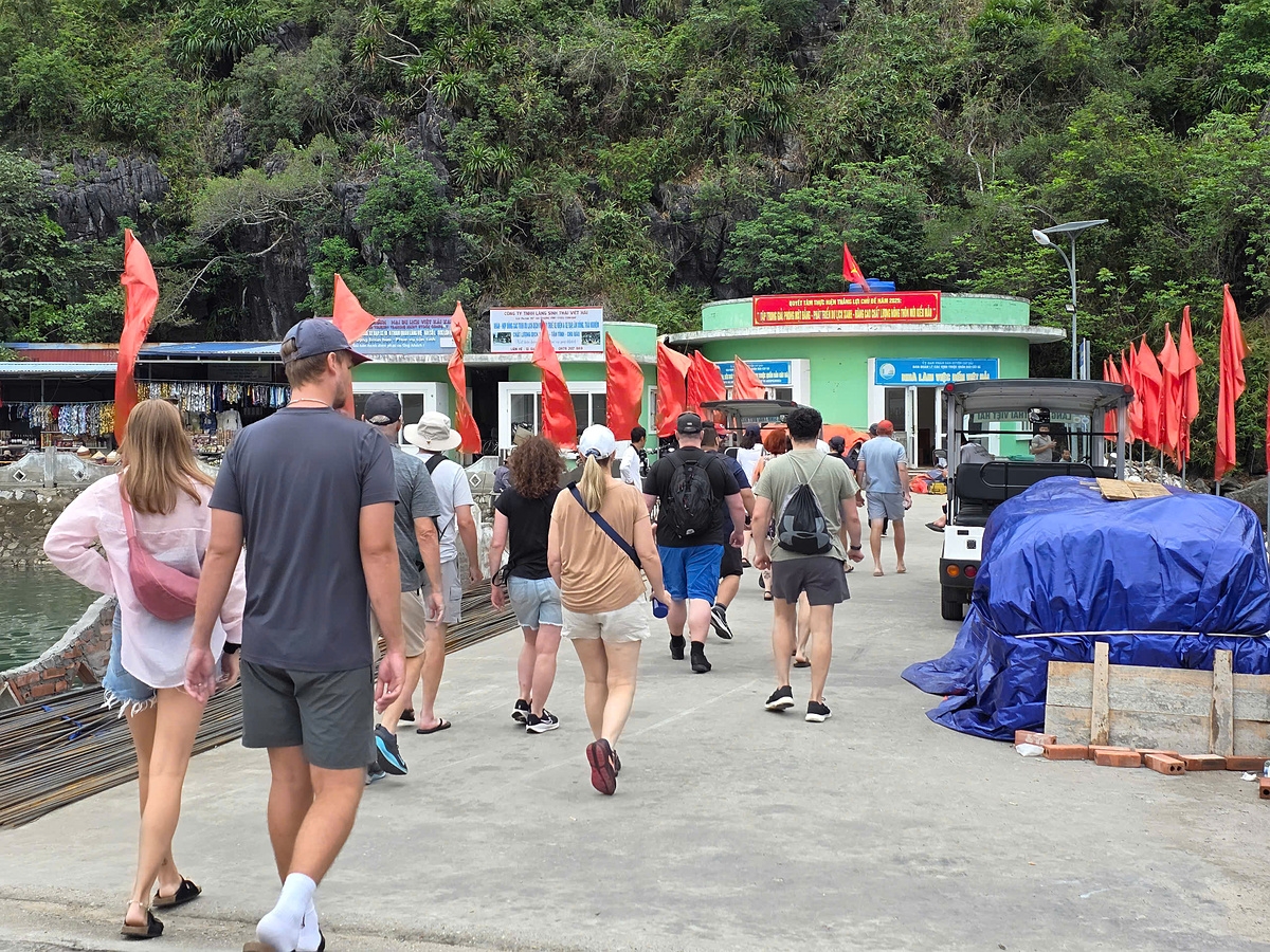 Du khách nước ngoài hào hứng trải nghiệm du lịch ở làng Việt Hải vì sự thanh bình, hiền hòa của mảnh đất và con người nơi đây.