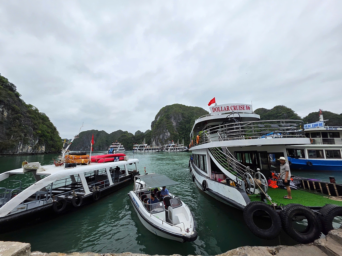 Việt Hải nhộn nhịp tàu thuyền du lịch hơn trước, du khách trong và ngoài nước đều thích thú trước cuộc sống yên bình nơi đây.