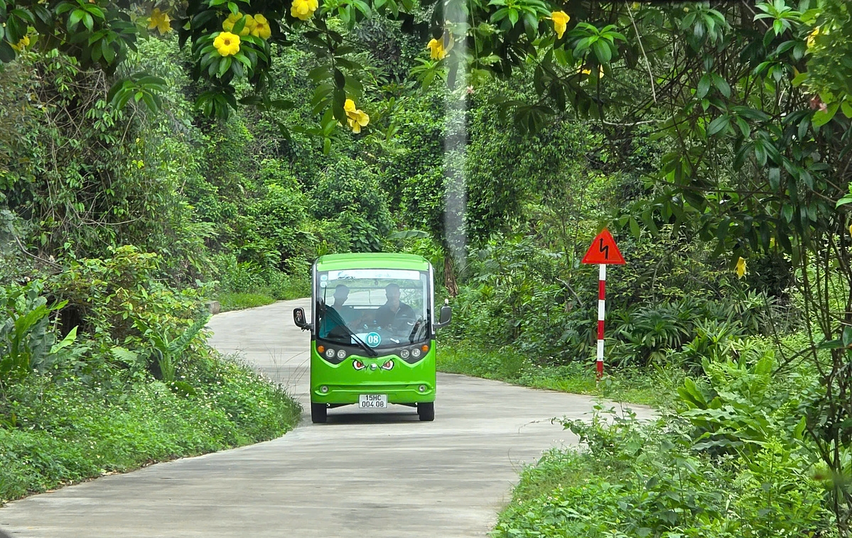 Xe điện và xe đạp là phương tiện thông dụng ở Việt Hải, giúp môi trường của làng xanh-sạch-thân thiện.