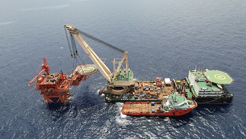 Tàu cẩu Hoàng Sa lắp đặt biển MWA, dự án Đại Hùng pha 3.