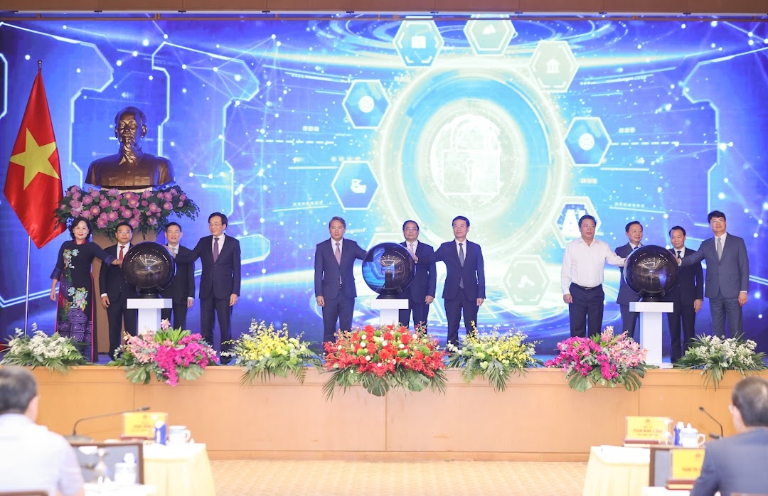 Thủ tướng Chính phủ Phạm Minh Chính cùng các đại biểu thực hiện nghi thức bấm nút khai trương Cổng Pháp luật quốc gia - Ảnh: VGP.