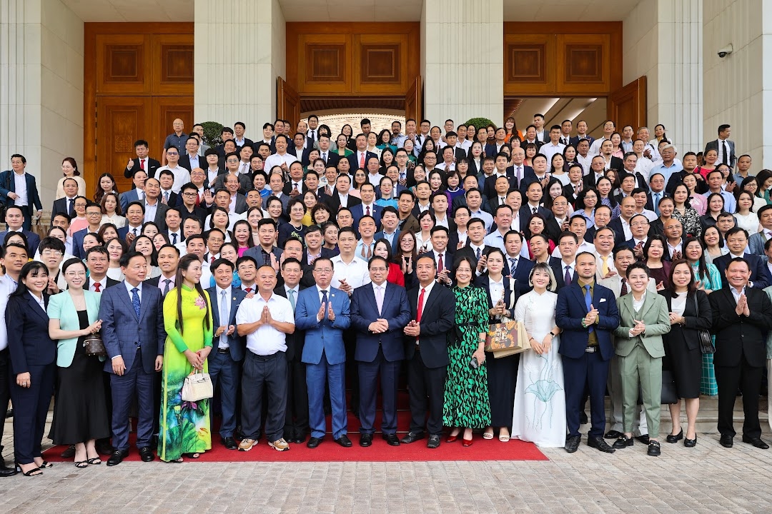 Thủ tướng chụp ảnh lưu niệm cùng các doanh nghiệp - Ảnh: VGP