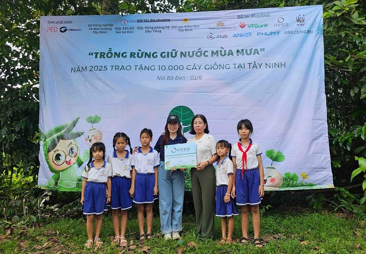 Tủ sách OPES Trao yêu thương tại trường tiểu học Suối Ngô B.