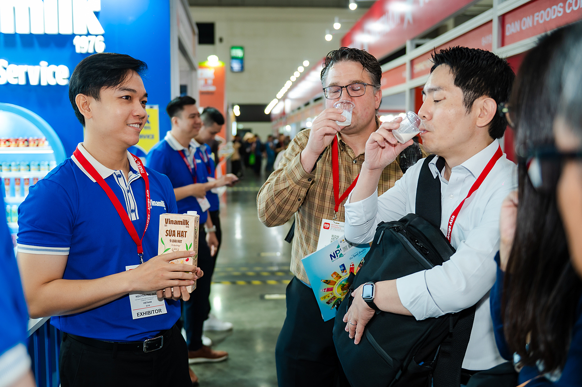 Sữa tươi tiệt trùng Green Farm và sữa hạt 9 loại hạt là một trong những sản phẩm mới của Vinamilk được các khách hàng thích thú khi nếm thử, với cảm nhận hương vị tươi mới, thanh dịu.