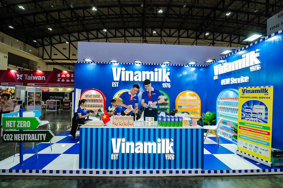 Gian trưng bày Vinamilk hiện diện ấn tượng tại ThaiFex 2025 và thu hút sự quan tâm của nhiều khách tham quan.