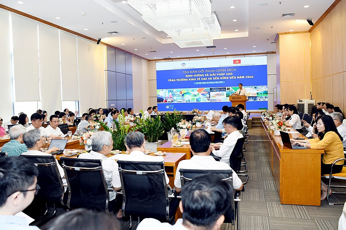 Các chuyên gia cho rằng những “nút thắt” thể chế từng bước được tháo gỡ, thay bằng môi trường pháp lý thông thoáng, minh bạch, ổn định, tiếp thêm niềm tin cho khu vực tư nhân phát triển.