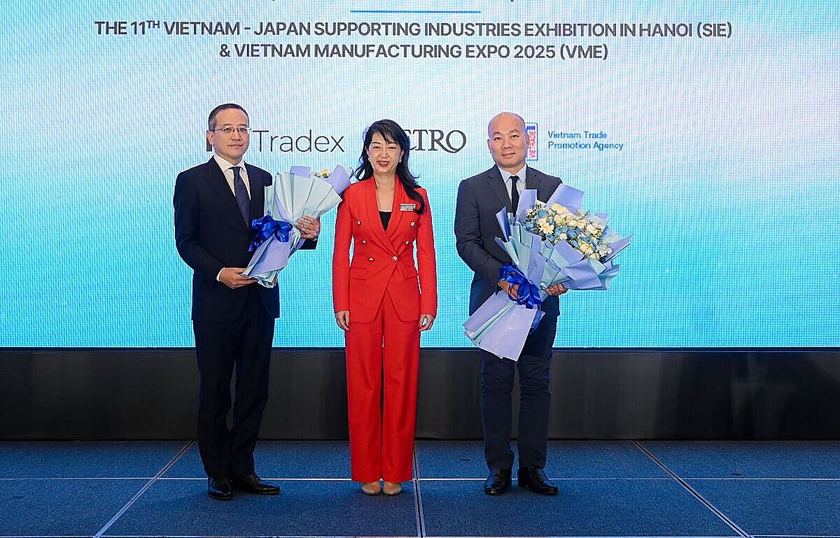 RX Tradex trao hoa kỷ niệm 11 năm triển lãm SIE.