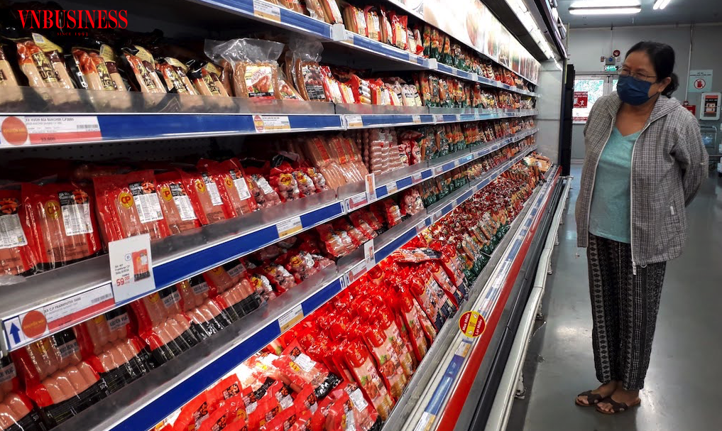 Sau lùm xùm tố bán heo bệnh, người tiêu dùng có phần hơi phân vân khi mua sản phẩm chế biến từ thịt của Công ty C.P.