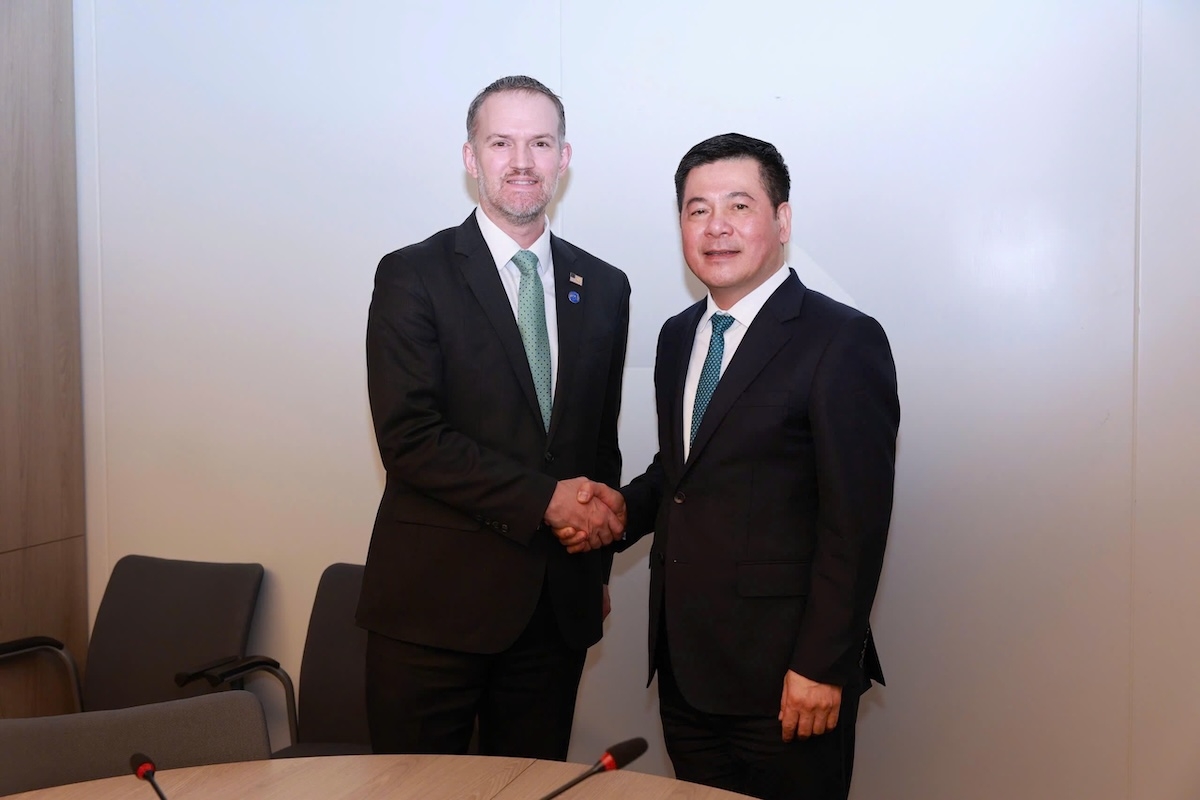 Bộ trưởng Bộ Công Thương Nguyễn Hồng Diên, Trưởng đoàn đàm phán Chính phủ Việt Nam và Trưởng Đại diện Thương mại Hoa Kỳ Jamieson Greer, Trưởng đoàn đàm phán Hoa Kỳ.