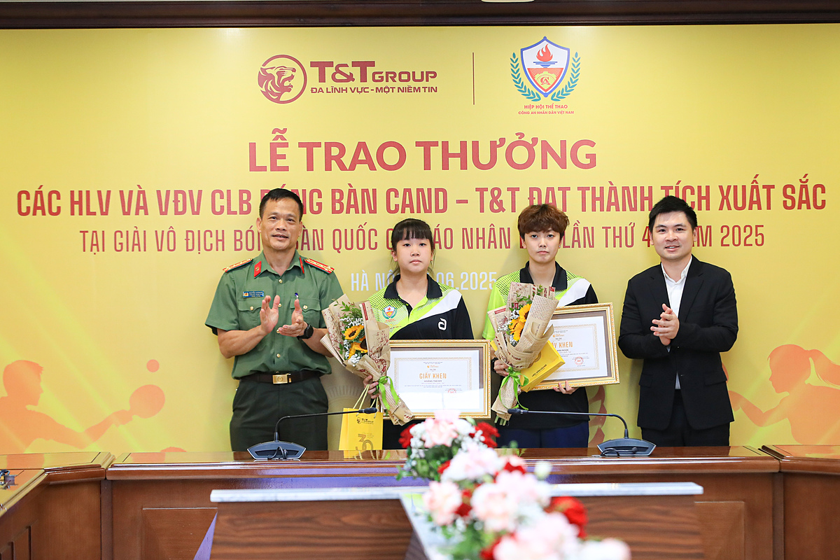 Ông Đỗ Vinh Quang, Phó Chủ tịch HĐQT Tập đoàn T&T Group và Đại tá Nguyễn Xuân Hải, Giám đốc Trung tâm Huấn luyện và Thi đấu Thể thao CAND trao thưởng cho VĐV Hoàng Trà My và Trần Mai Ngọc.