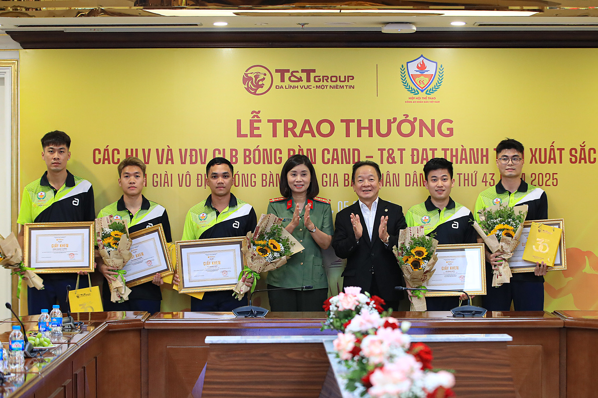 Ông Đỗ Quang Hiển, Nhà sáng lập, Chủ tịch Điều hành Tập đoàn T&T Group và Đại tá Nguyễn Thị Thúy Thanh, Phó Cục trưởng Cục Công tác Đảng và công tác chính trị &lpar;Bộ Công an&rpar;, Phó Chủ tịch kiêm Tổng thư ký Hiệp hội Thể thao CAND Việt Nam trao thưởng cho các VĐV xuất sắc giành HCV.