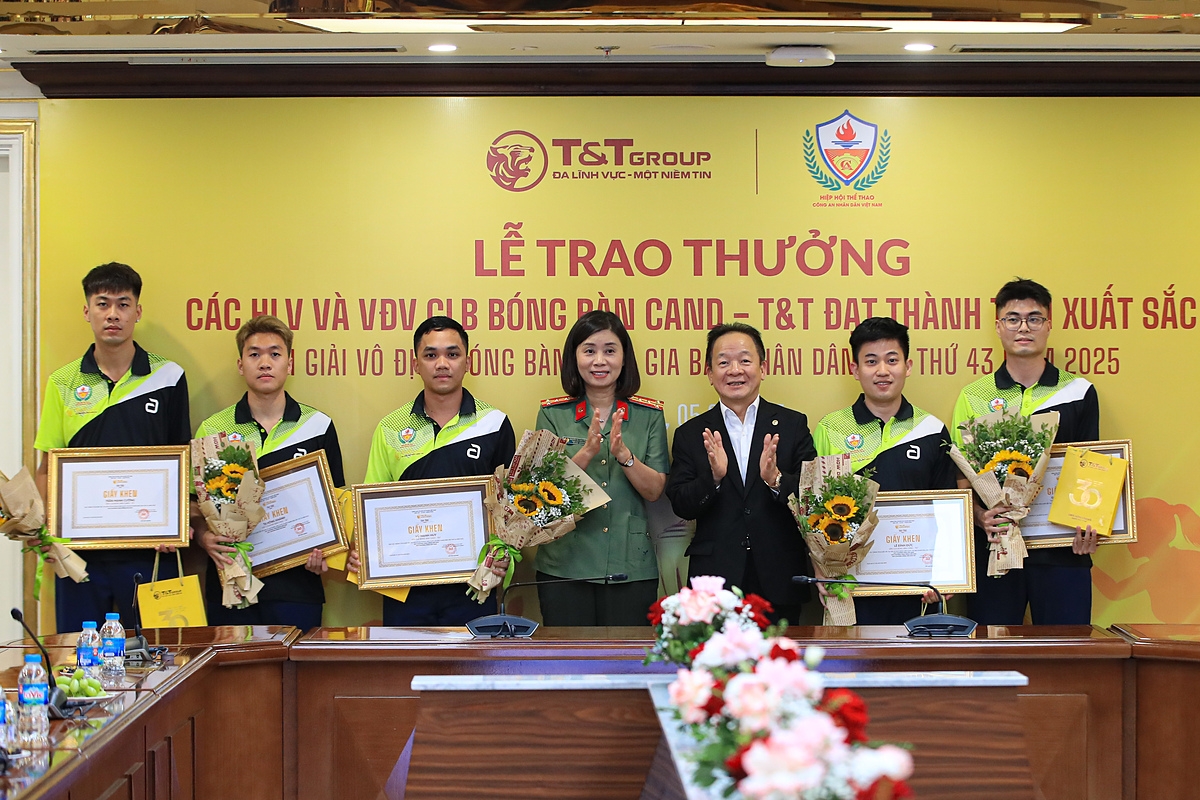 Ông Đỗ Quang Hiển, Nhà sáng lập, Chủ tịch Điều hành Tập đoàn T&T Group và Đại tá Nguyễn Thị Thúy Thanh, Phó Cục trưởng Cục Công tác Đảng và công tác chính trị &lpar;Bộ Công an&rpar;, Phó Chủ tịch kiêm Tổng thư ký Hiệp hội Thể thao CAND Việt Nam trao thưởng cho các VĐV xuất sắc giành HCV.
