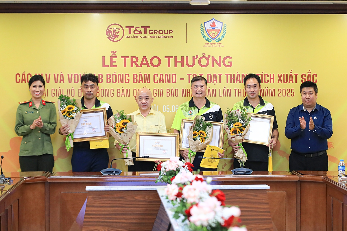 Ban Huấn luyện CLB Bóng bàn CAND – T&T nhận giải thưởng sau thành tích đạt được tại Giải vô địch Bóng bàn quốc gia Báo Nhân Dân vừa qua.