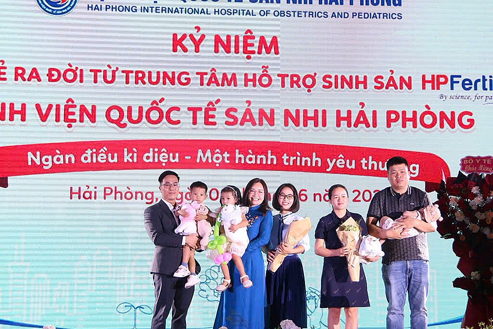TS Phạm Thu Xanh tặng quà cho cặp song sinh đầu tiên và em bé thứ 1000 chào đời bằng IVF của BVQT Sản Nhi Hải Phòng.