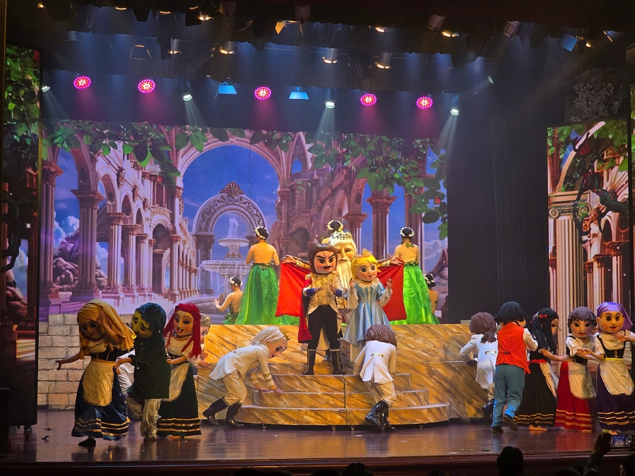 Vỡ diễn Bầy chim thiên nga đang trở thành tâm điểm chú ý của các gia đình có con nhỏ bởi nội dung và sự đầu tư công phu của vở diễn.